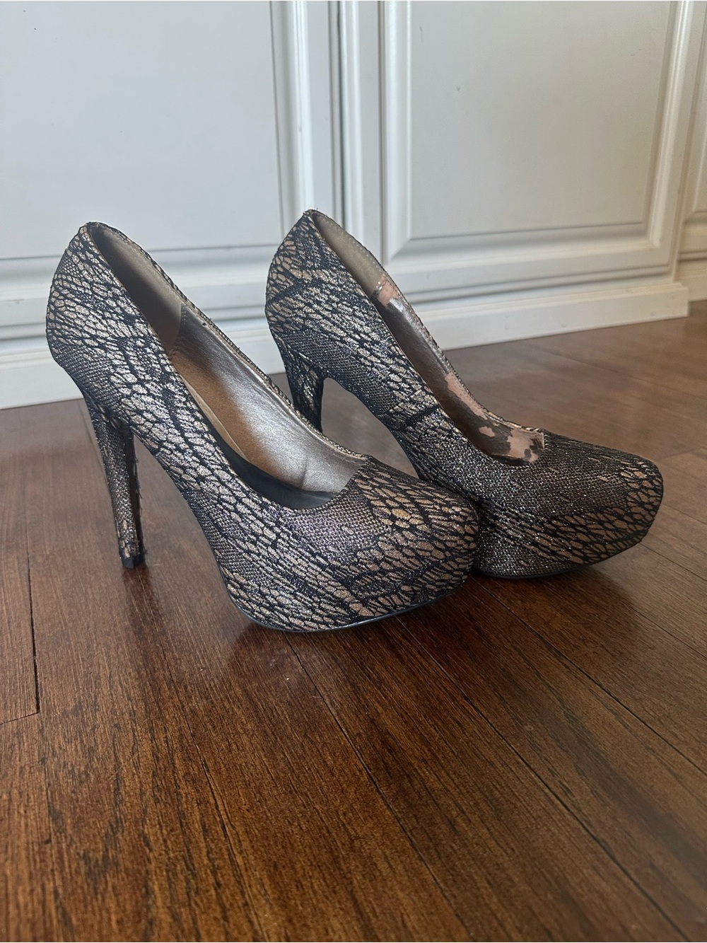 Women's Foreign Exchange Metallic Black Lace Platform Pumps